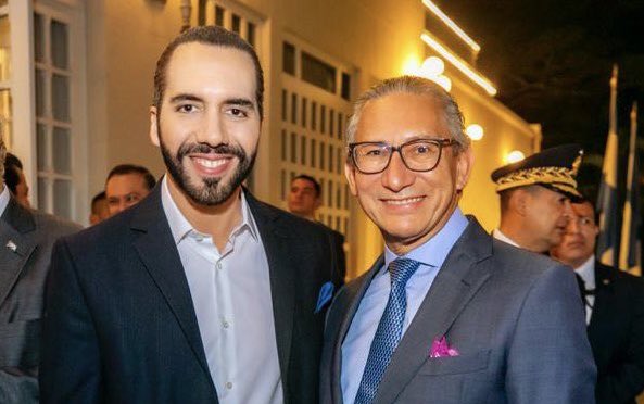 Embajador de Colombia, Carlos Rodríguez Bocanegra, junto con el Presidente Nayib Bukele