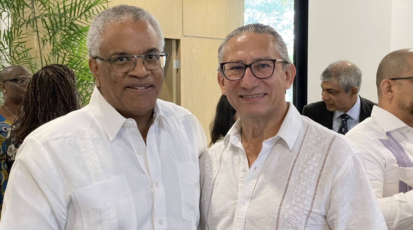 Embajador Carlos Rodríguez Bocanegra y el Ministro de Relaciones Exteriores de Belice, Eamon Courtenay. Foto: Embajada de Colombia.