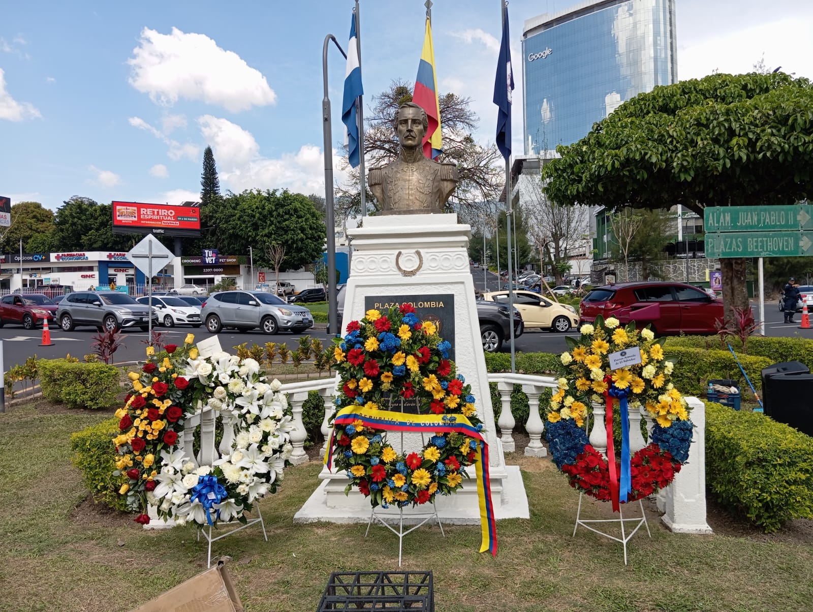 La Embajada realizó una ofrenda floral en la Plaza Colombia en el marco del Bicentenario del establecimiento de las relaciones diplomáticas con El Salvador