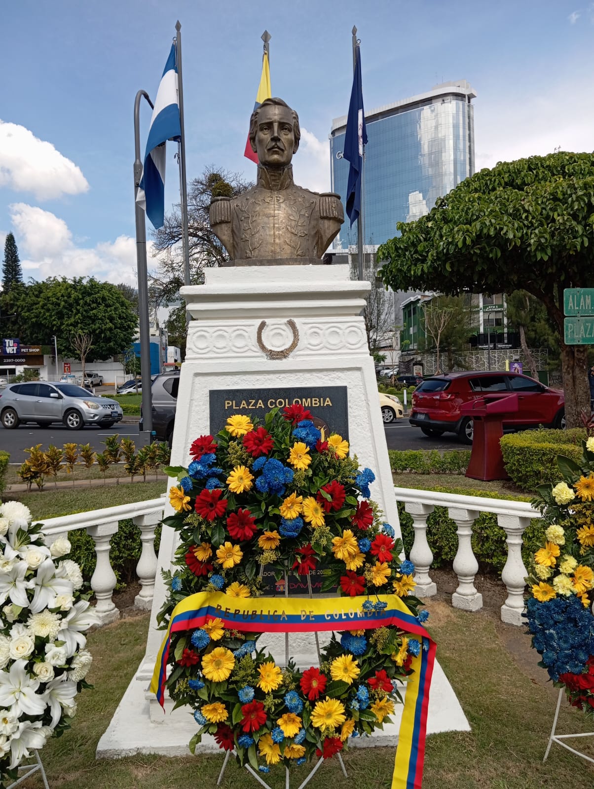 La Embajada realizó una ofrenda floral en la Plaza Colombia en el marco del Bicentenario del establecimiento de las relaciones diplomáticas con El Salvador
