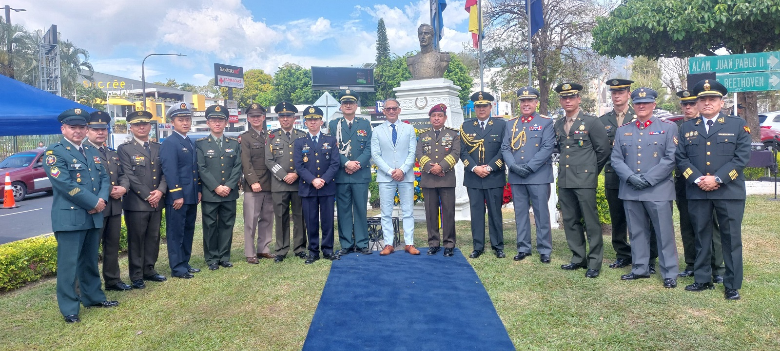 La Embajada realizó una ofrenda floral en la Plaza Colombia en el marco del Bicentenario del establecimiento de las relaciones diplomáticas con El Salvador