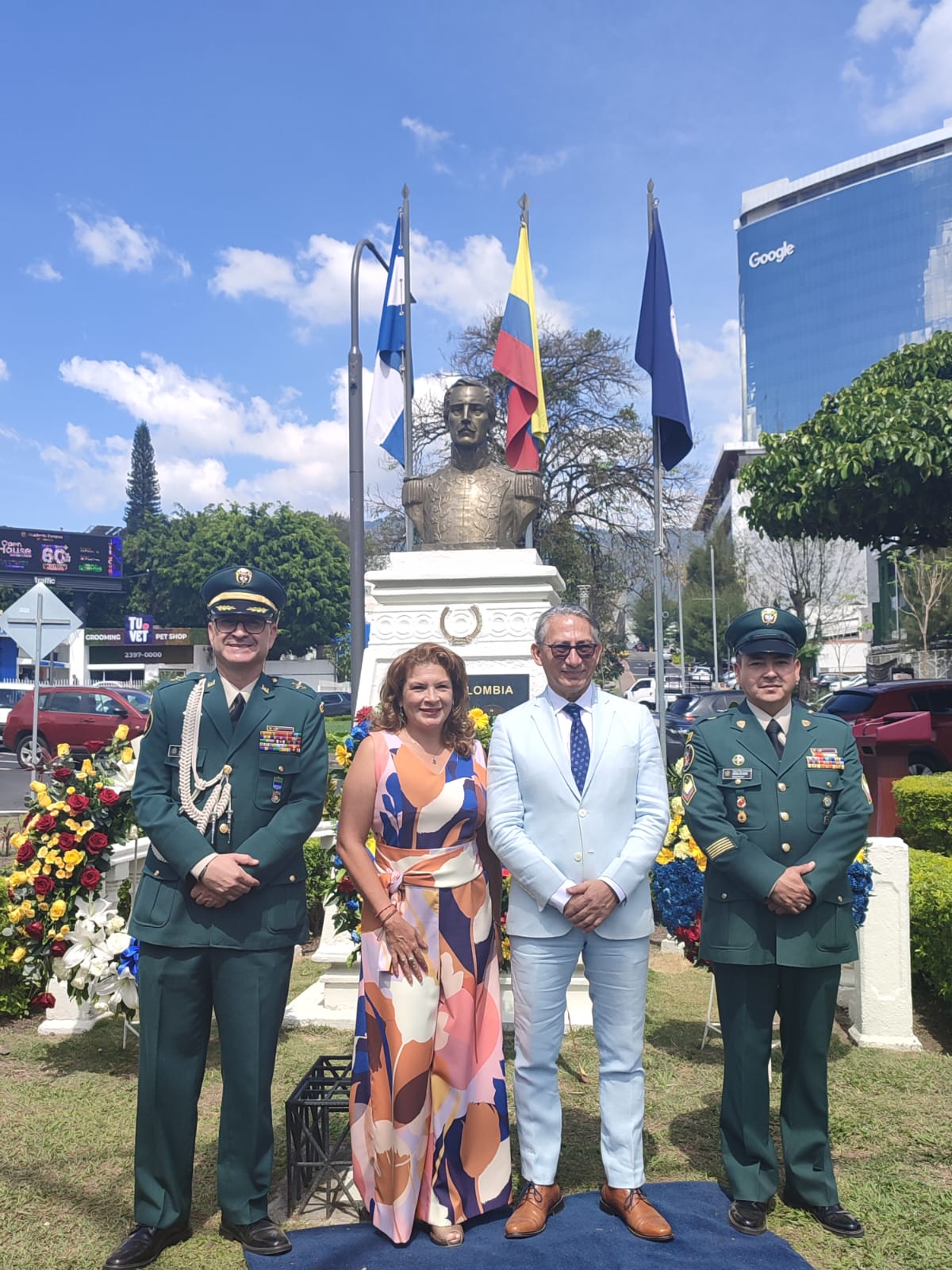 La Embajada realizó una ofrenda floral en la Plaza Colombia en el marco del Bicentenario del establecimiento de las relaciones diplomáticas con El Salvador