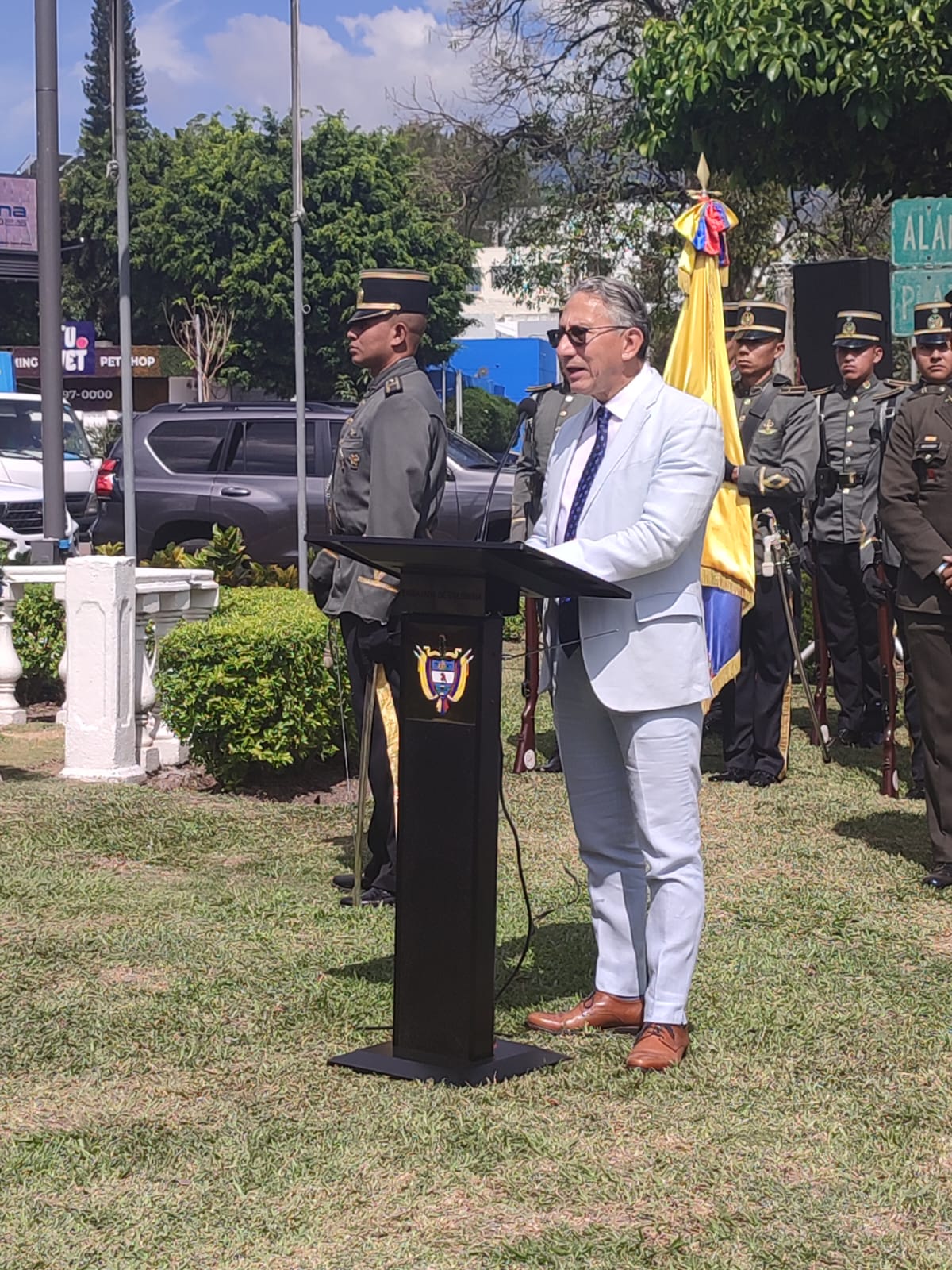 La Embajada realizó una ofrenda floral en la Plaza Colombia en el marco del Bicentenario del establecimiento de las relaciones diplomáticas con El Salvador