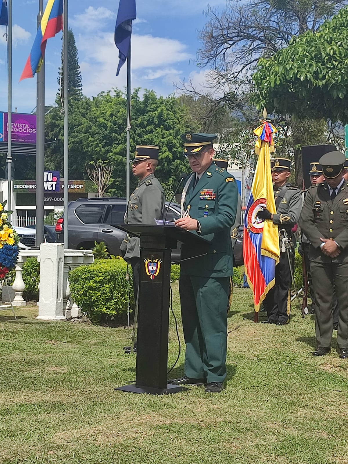 La Embajada realizó una ofrenda floral en la Plaza Colombia en el marco del Bicentenario del establecimiento de las relaciones diplomáticas con El Salvador