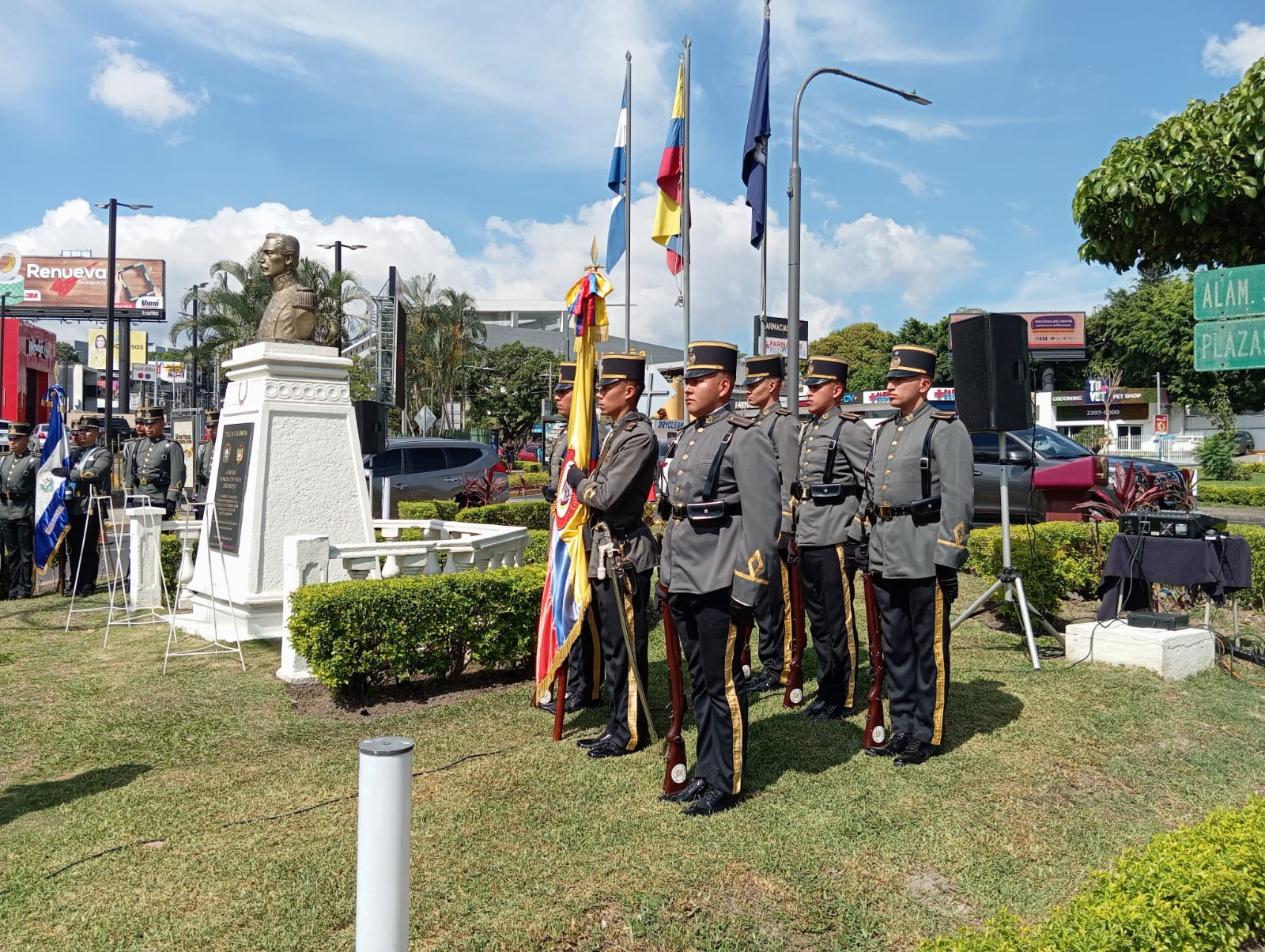 La Embajada realizó una ofrenda floral en la Plaza Colombia en el marco del Bicentenario del establecimiento de las relaciones diplomáticas con El Salvador