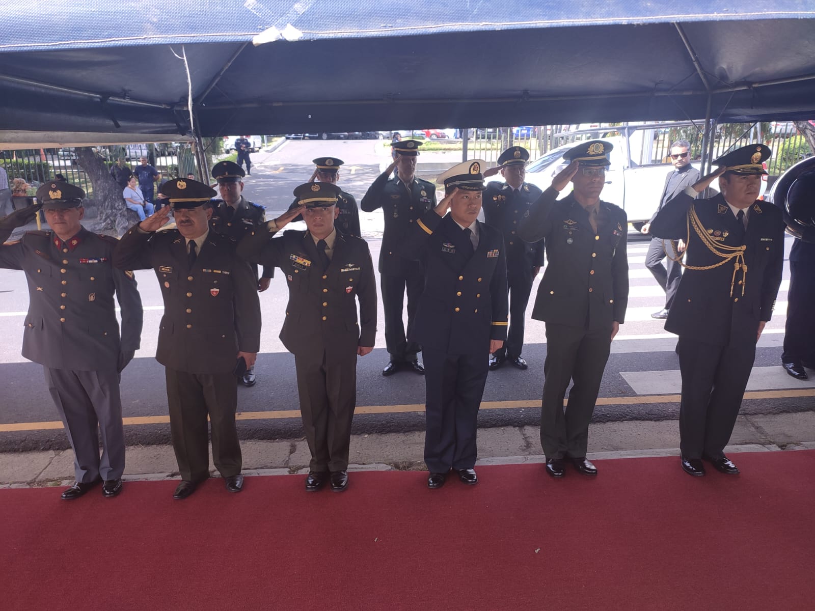 La Embajada realizó una ofrenda floral en la Plaza Colombia en el marco del Bicentenario del establecimiento de las relaciones diplomáticas con El Salvador