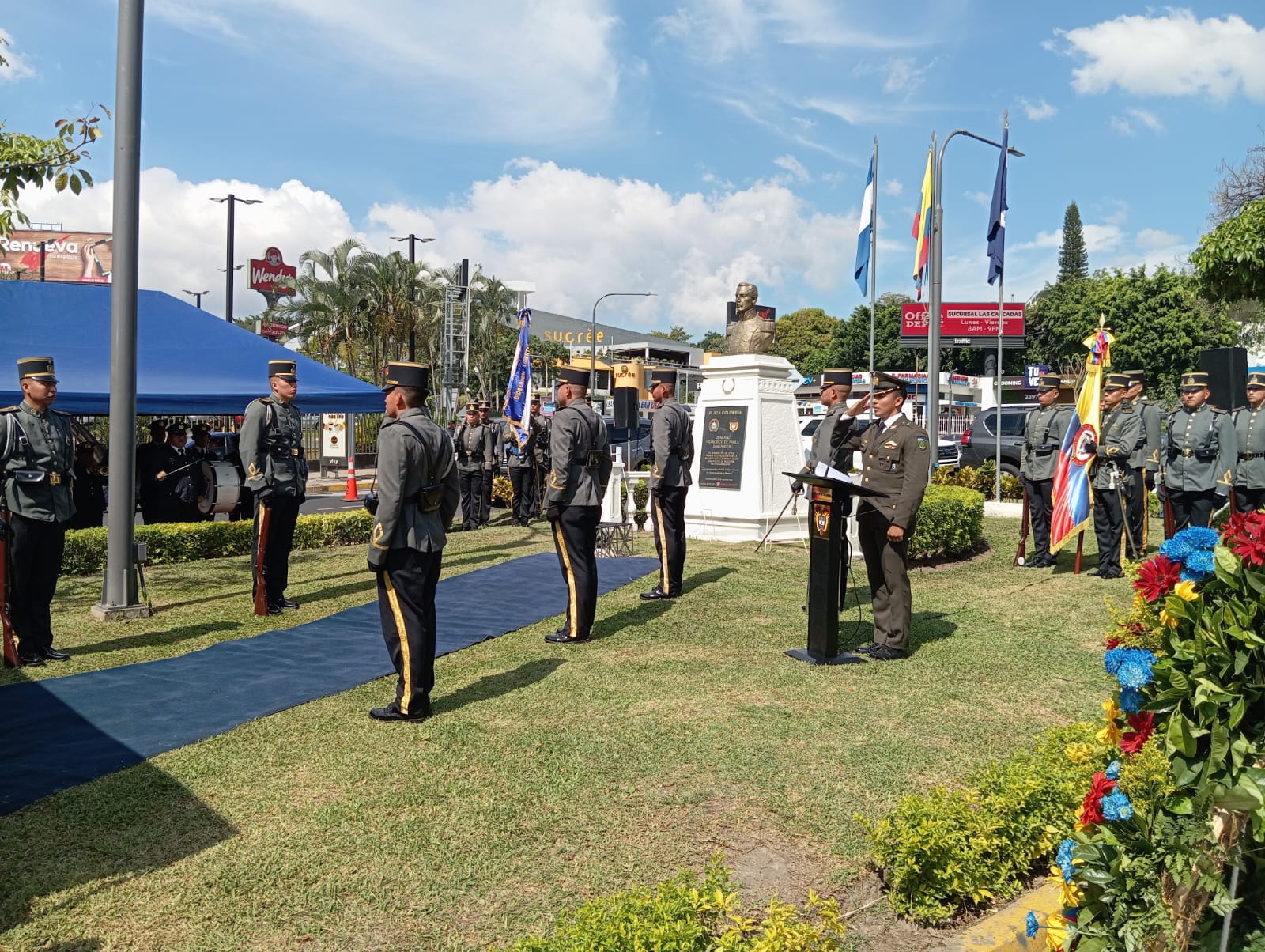 La Embajada realizó una ofrenda floral en la Plaza Colombia en el marco del Bicentenario del establecimiento de las relaciones diplomáticas con El Salvador