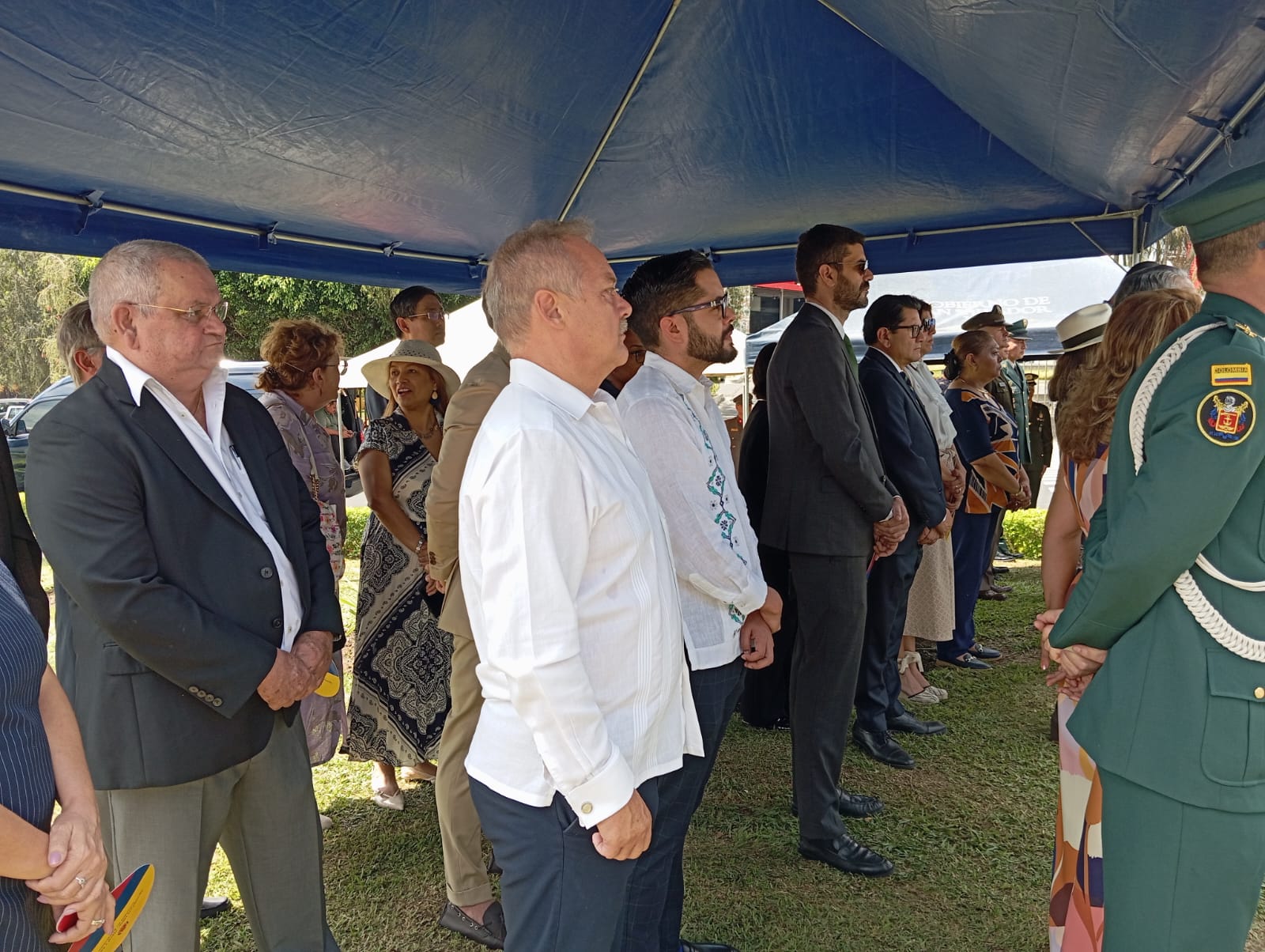 La Embajada realizó una ofrenda floral en la Plaza Colombia en el marco del Bicentenario del establecimiento de las relaciones diplomáticas con El Salvador