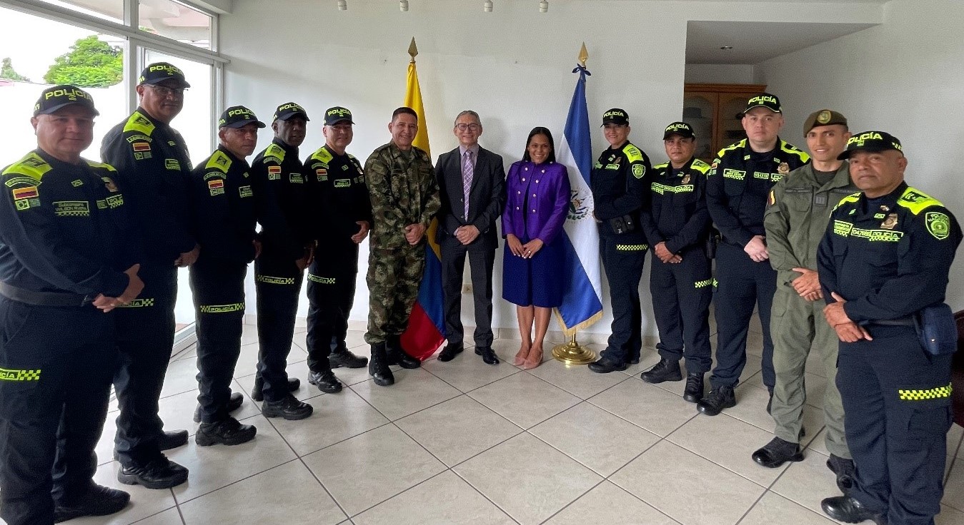 Embajada en El Salvador recibió a comisionados de la Policía Nacional de Colombia