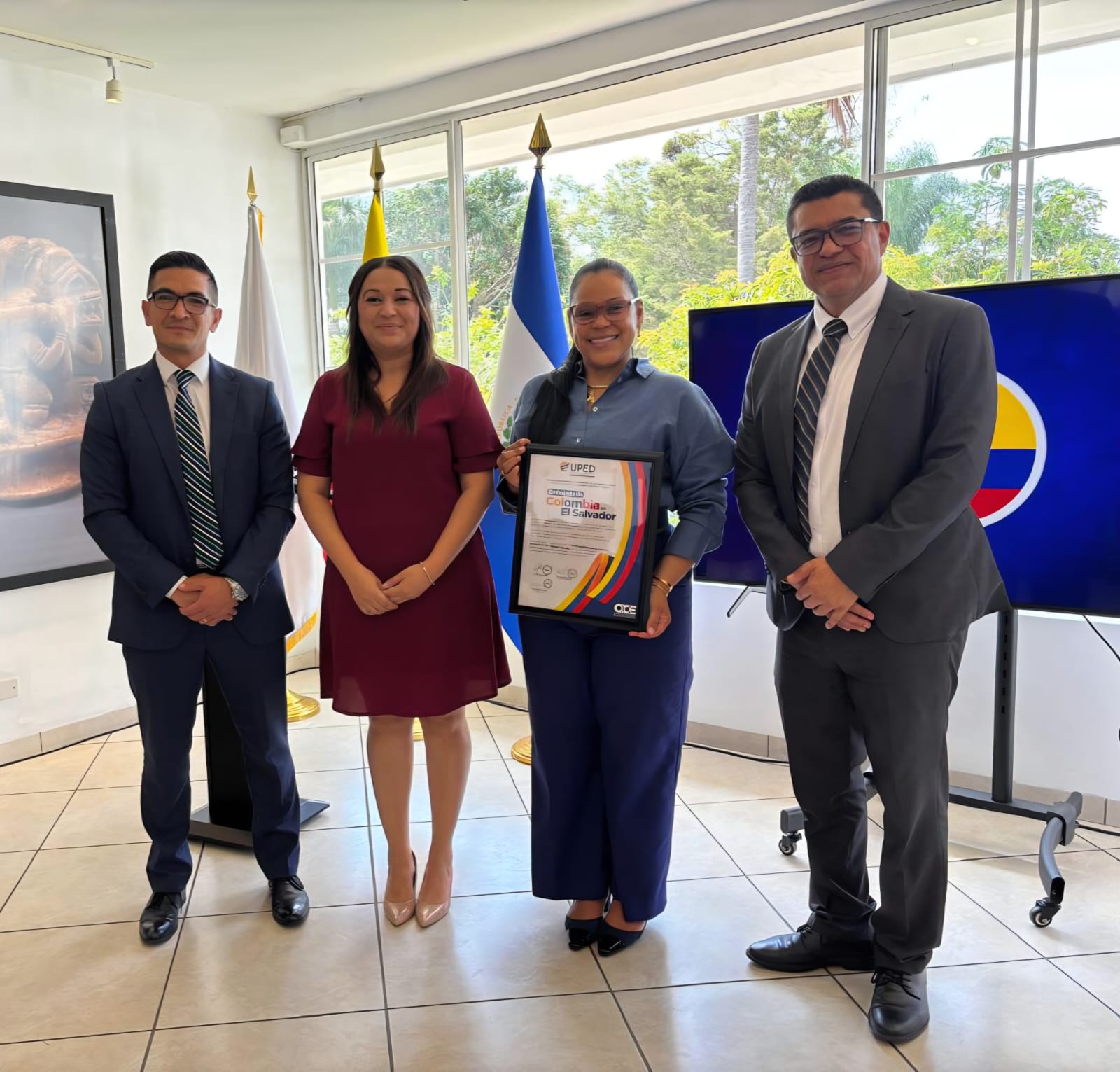 La Embajada de Colombia y la Universidad Pedagógica de El Salvador culminan con éxito la Cátedra Internacional de Cultura y Economía (CICE) – Edición Colombia