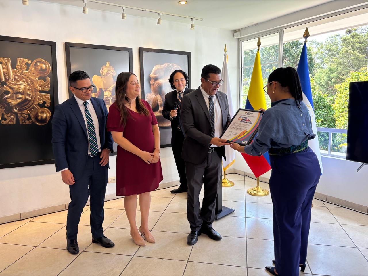 La Embajada de Colombia y la Universidad Pedagógica de El Salvador culminan con éxito la Cátedra Internacional de Cultura y Economía (CICE) – Edición Colombia