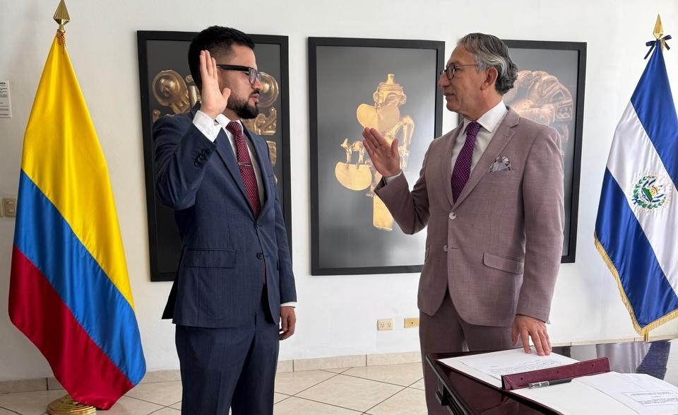 Toma de posesión del tercer secretario Daniel Rincón Aguirre en la Embajada en El Salvador