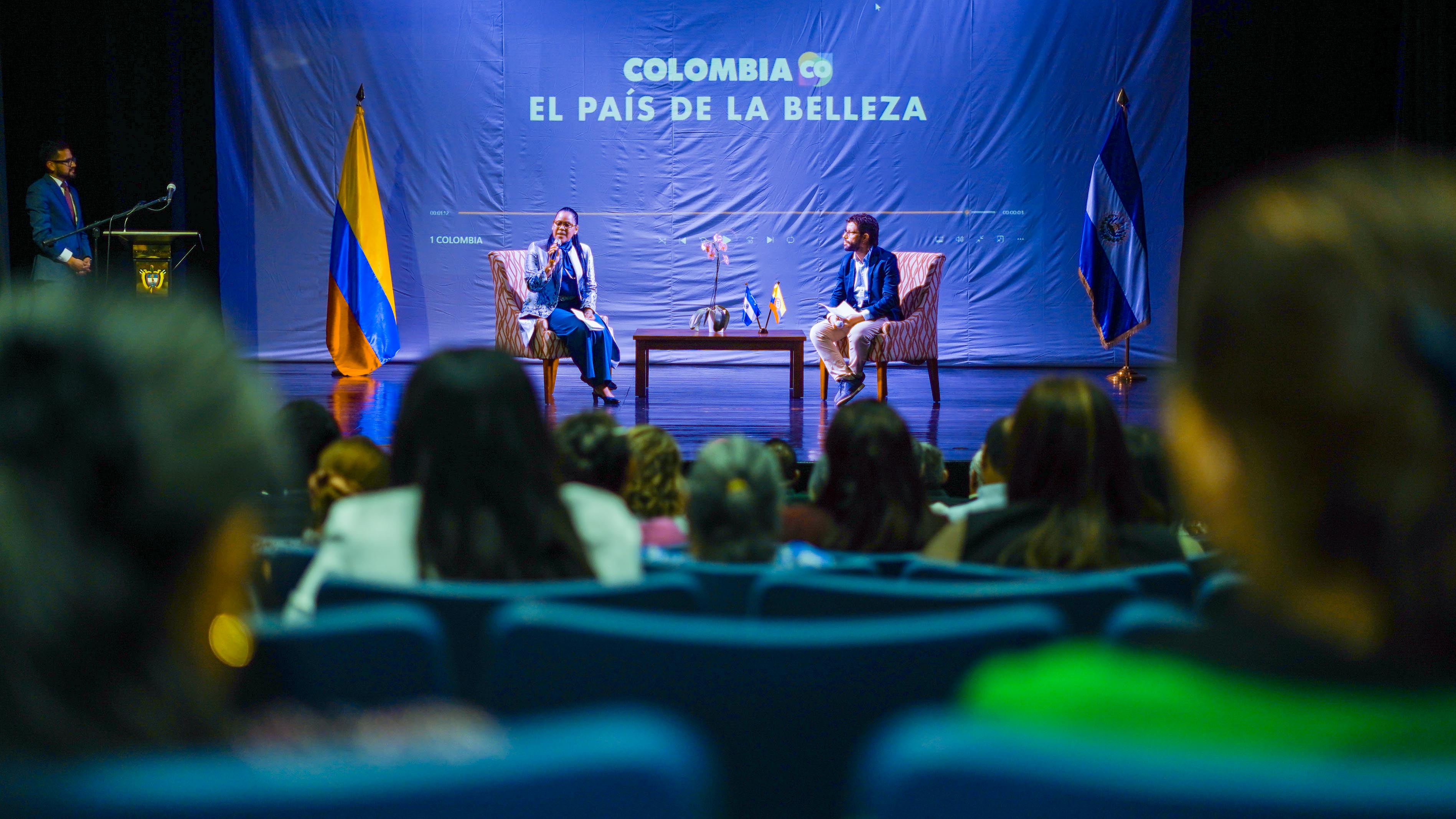 Embajada de Colombia exhibe documental sobre el aporte de su diáspora en El Salvador
