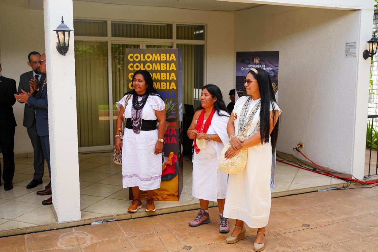La Embajada de Colombia cierra con una muestra artesanal y gastronómica su actividad de oficios y artesanías del proyecto “Tejedores de Vida” 