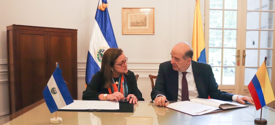  Colombia y El Salvador suscribieron Memorando de Entendimiento de Cooperación entre Academias Diplomáticas