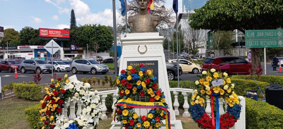 La Embajada realizó una ofrenda floral en la Plaza Colombia en el marco del Bicentenario del establecimiento de las relaciones diplomáticas con El Salvador