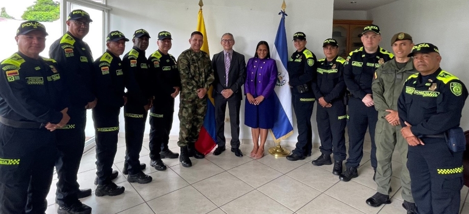 Embajada en El Salvador recibió a comisionados de la Policía Nacional de Colombia