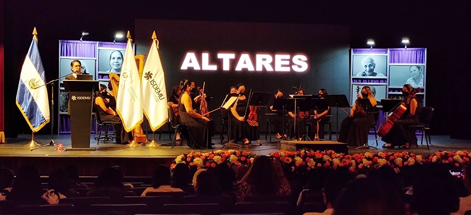 Cónsul de Colombia en El Salvador participa en homenaje a mujeres víctimas de violencia y sobrevivientes
