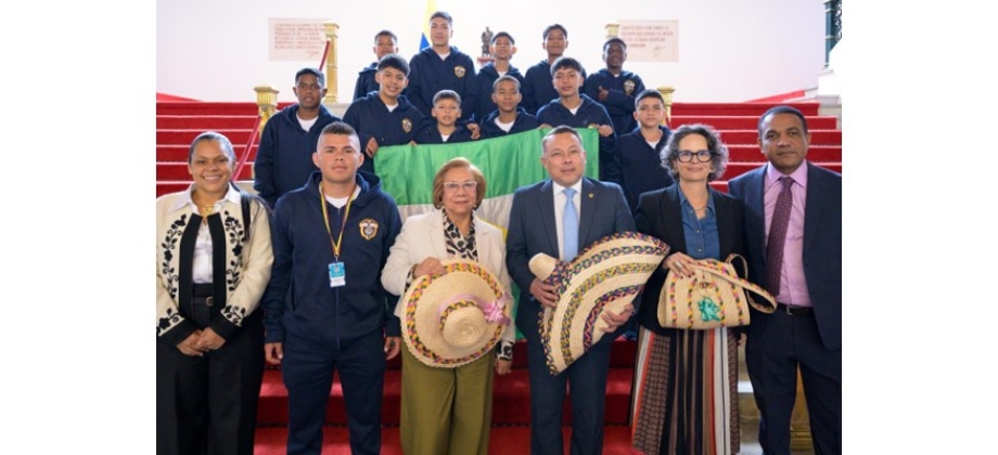 “Llevarán consigo la esencia de la cultura nariñense y el orgullo de representar a la comunidad indígena Awá del suroccidente colombiano”: Canciller Villavicencio Mapy a jóvenes de Ricaurte que viajan en intercambio deportivo a El Salvador