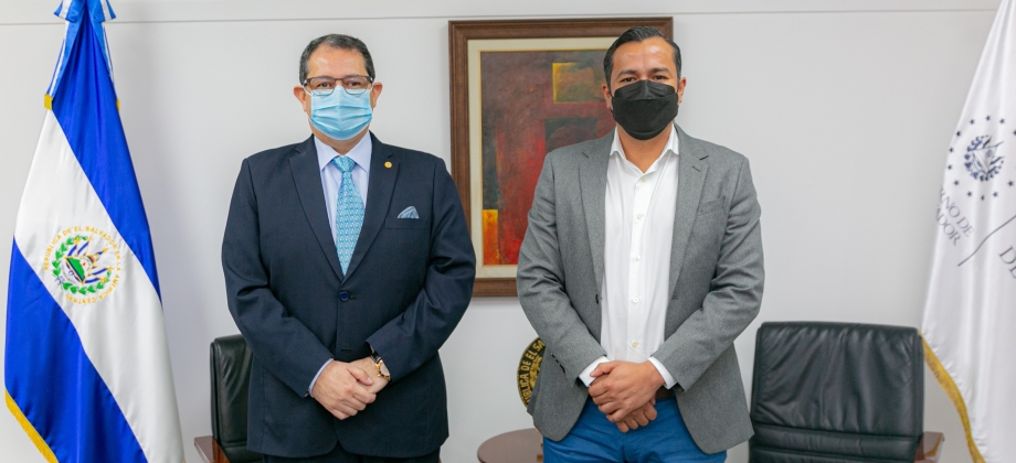 Embajador de Colombia realiza visita al Ministro de Hacienda de El Salvador