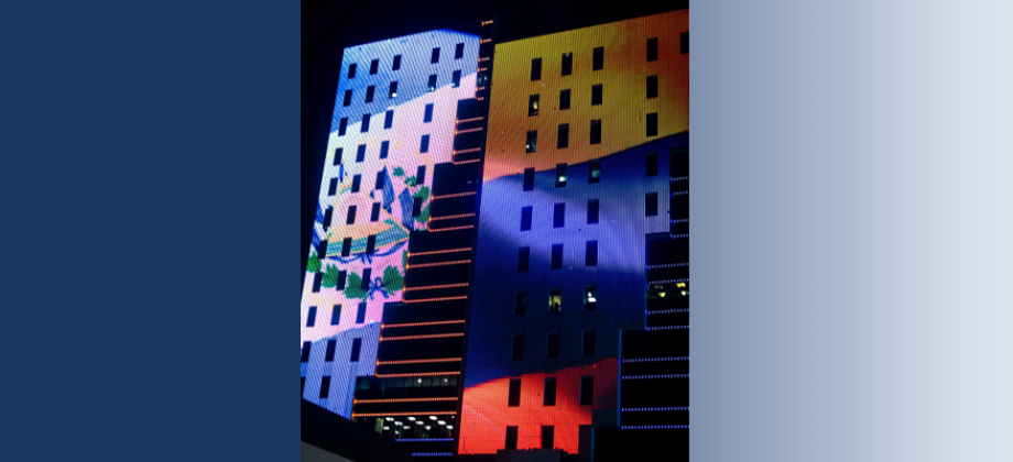 Las torres del Centro Financiero Gigante, iluminadas con las banderas de Colombia y El Salvador