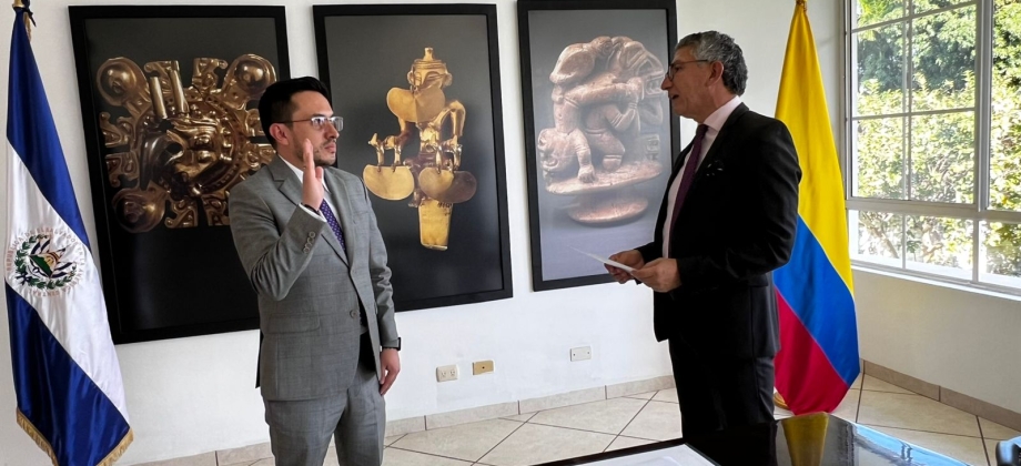 Michael Avellaneda, nuevo cónsul de Colombia en El Salvador
