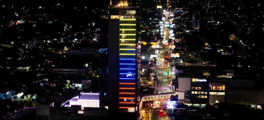 La Torre Millennium se iluminó con la tricolor colombiana para celebrar nuestra Independencia en El Salvador