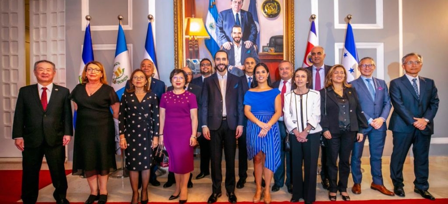 Embajador Carlos Rodríguez Bocanegra acompañó los actos de conmemoración de la Independencia de El Salvador