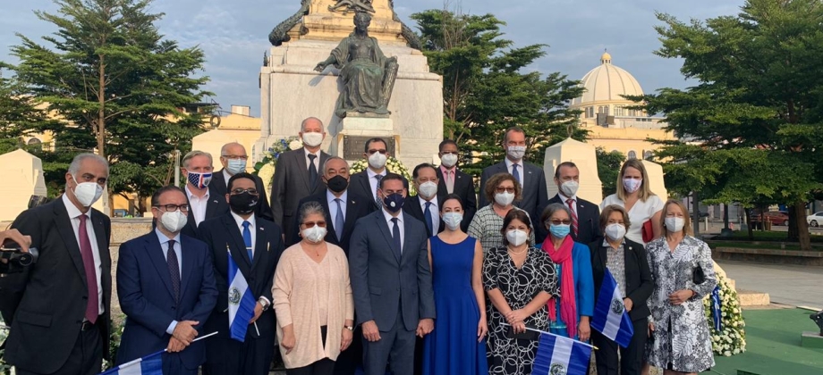 Embajador participa en Ceremonias Protocolarias de Conmemoración de Aniversario de Independencia de la República de El Salvador