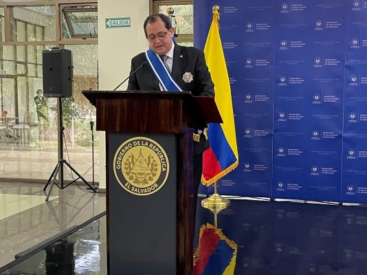 Embajador de Colombia en El Salvador recibe condecoración Orden Nacional, José Matías Delgado en el Grado de Gran Cruz