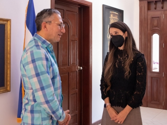 Embajador de Colombia Carlos Rodríguez dialogó con la Viceministra de Relaciones Exteriores de El Salvador, Adriana Mira